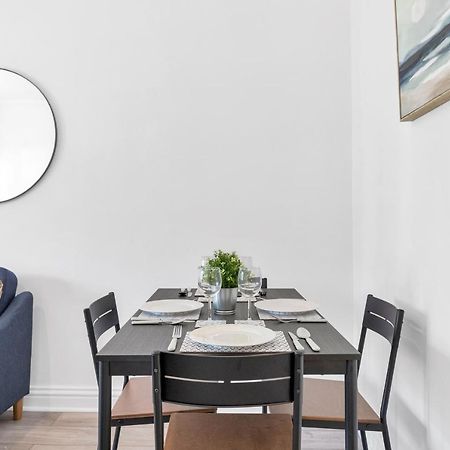 Modern Two Bedroom Apartment With Free Parking! 런던 외부 사진