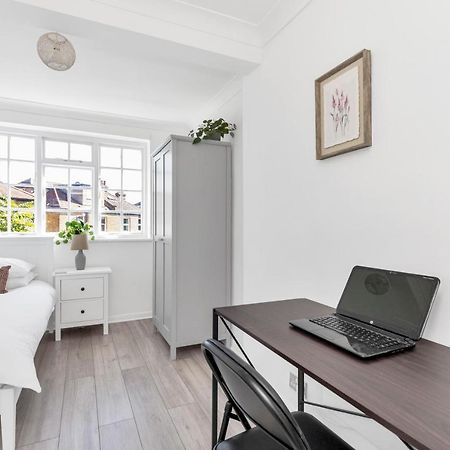 Modern Two Bedroom Apartment With Free Parking! 런던 외부 사진