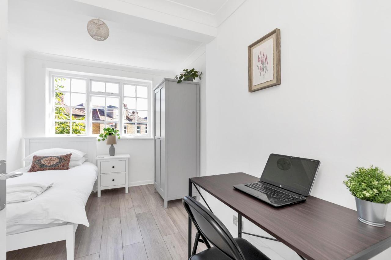 Modern Two Bedroom Apartment With Free Parking! 런던 외부 사진