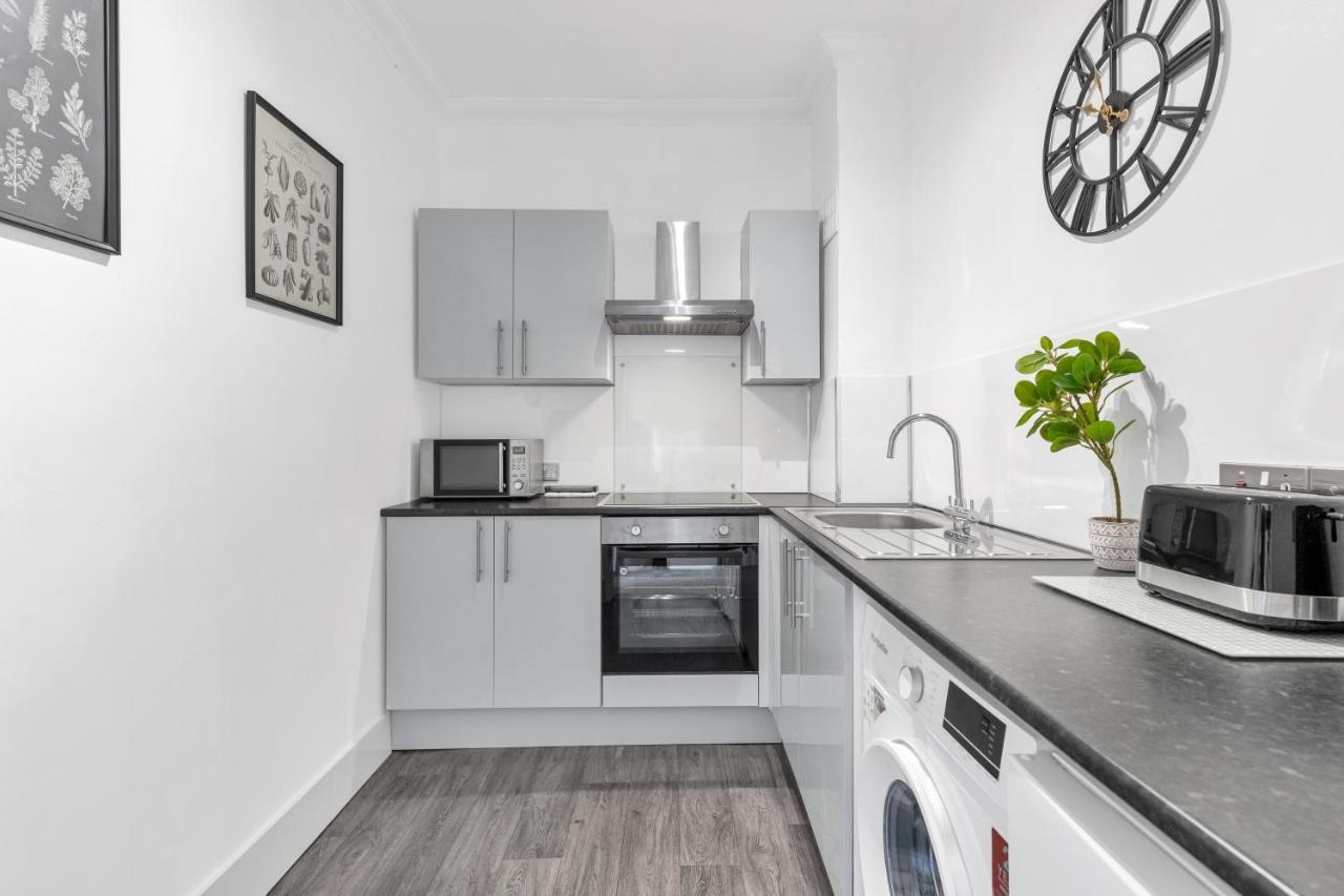 Modern Two Bedroom Apartment With Free Parking! 런던 외부 사진