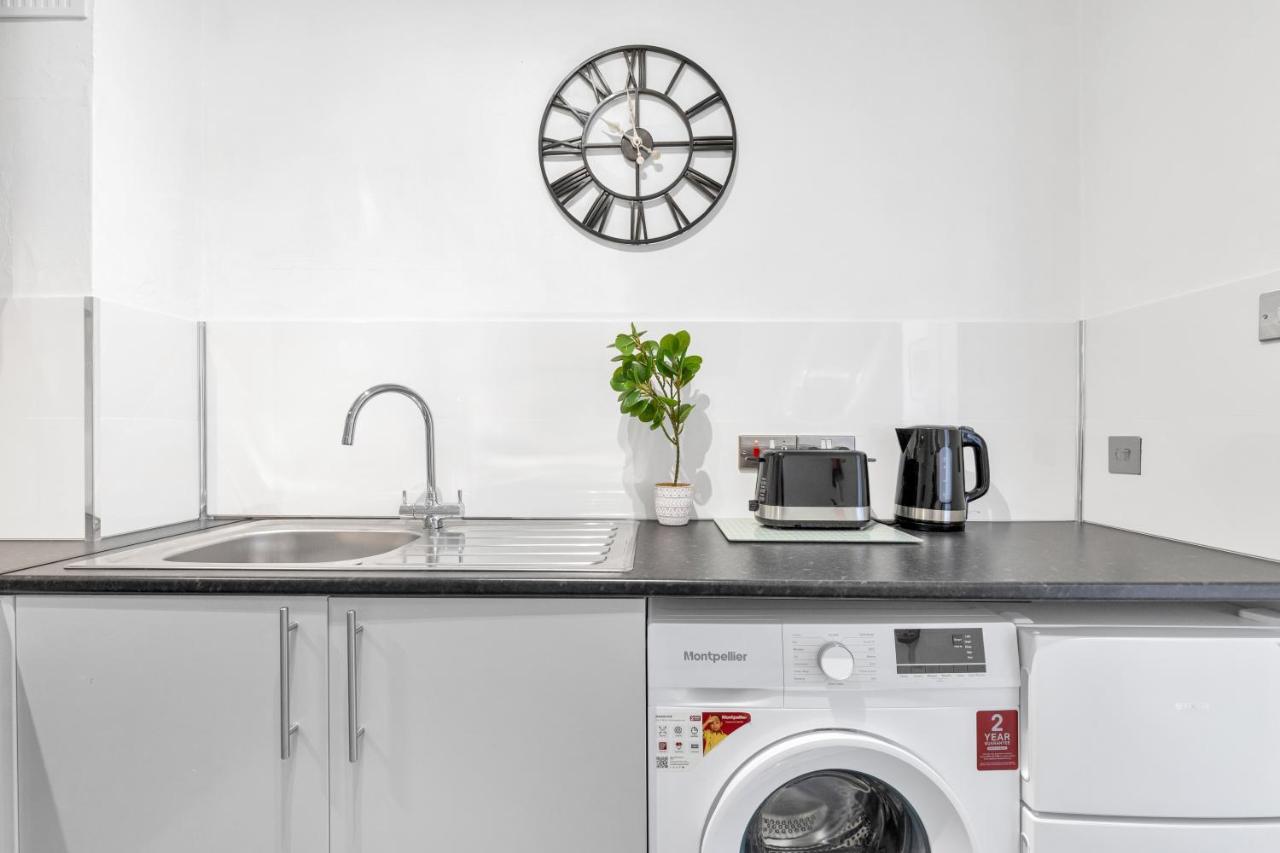 Modern Two Bedroom Apartment With Free Parking! 런던 외부 사진