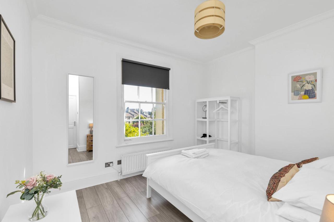 Modern Two Bedroom Apartment With Free Parking! 런던 외부 사진
