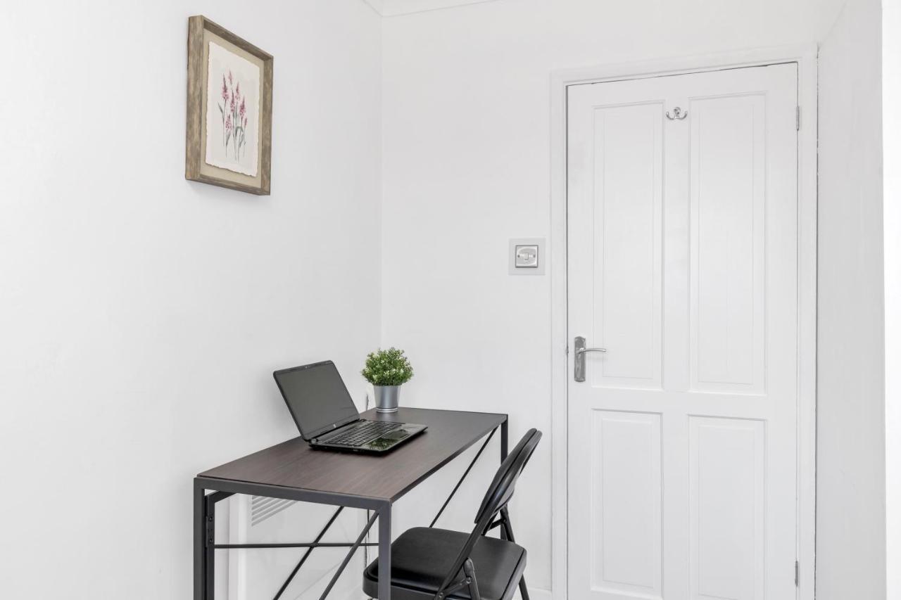 Modern Two Bedroom Apartment With Free Parking! 런던 외부 사진