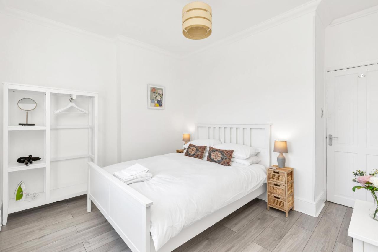 Modern Two Bedroom Apartment With Free Parking! 런던 외부 사진