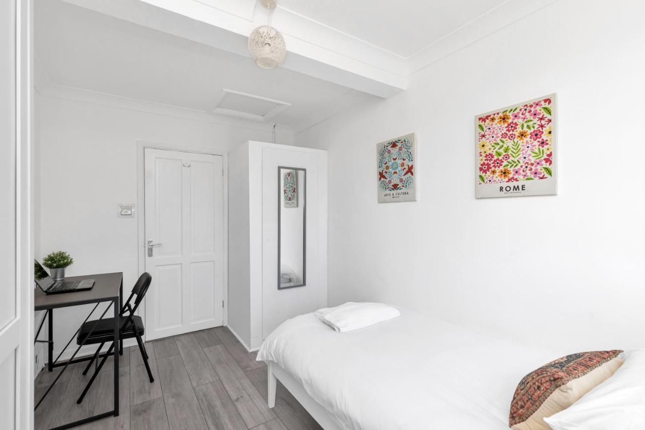 Modern Two Bedroom Apartment With Free Parking! 런던 외부 사진